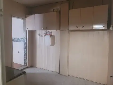 Venta - Departamento de pasillo con dos dormitorios a reciclar en República de la Sexta, Rosario
