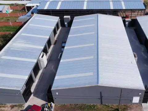 Amplio depósito con accesos desde Autopista Rosario - Córdoba