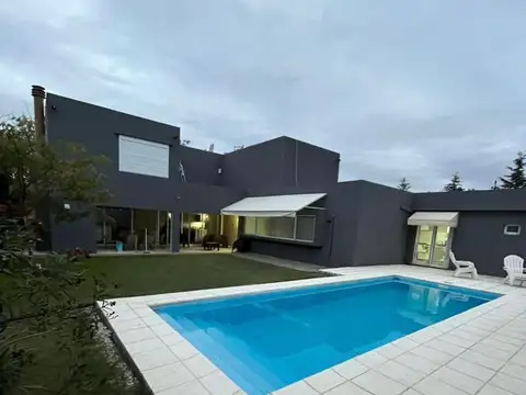 Casa moderna 4 ambientes c/ garage y pileta- Bahia blanca
