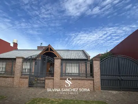 VENTA CASA 4 AMBIENTES EN CAMPANA CENTRO