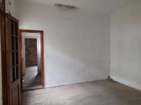 IMPORTANTE ESQUINA CON SALON COMERCIAL