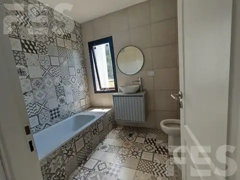 Casa 4 ambientes con 2 baños