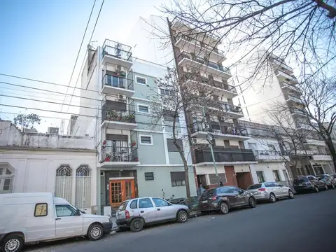 Departamento en muy buen estado de 2 ambientes por escalera. - Villa Gral.Mitre
