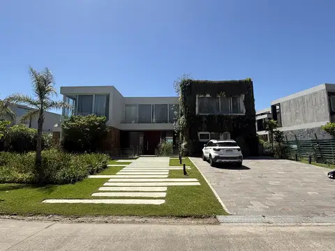 Excelente Casa en venta al canal principal en Albanueva