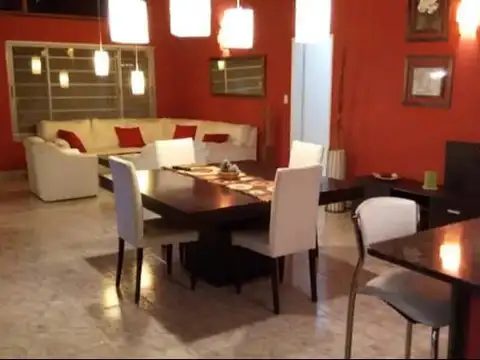 CASA SOBRE 2 LOTES - 3 DORMITORIOS + GARAGE PARA 4 AUTOS - ZONA RESIDENCIAL  