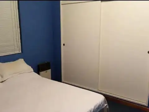 CASA SOBRE 2 LOTES - 3 DORMITORIOS + GARAGE PARA 4 AUTOS - ZONA RESIDENCIAL  