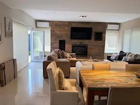 Amplia casa de cinco dormitorios, quincho 420m²) con piscina en barrio Girasoles del Limay