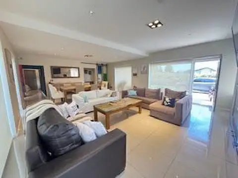 Casa 10 ambientes con 4 baños