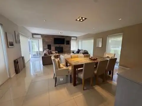 Amplia casa de cinco dormitorios, quincho 420m²) con piscina en barrio Girasoles del Limay