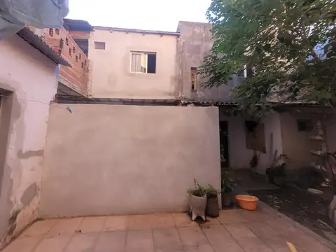 Propiedad céntrica con departamentos y locales