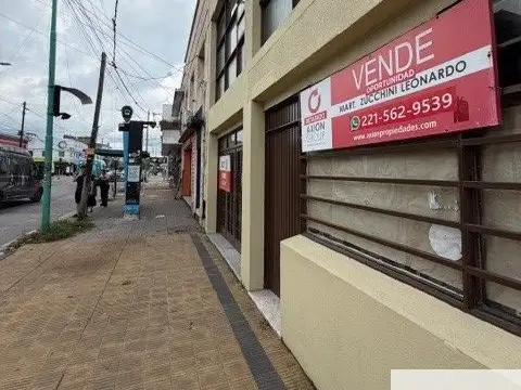 Casa en venta de 3 Dormitorios c/ cochera + Local Comercial en Berisso