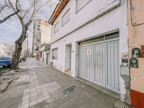 Casa 6 ambientes con 2 baños