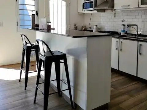 MODERNA CASA 4 AMB C/PILETA, JARDIN Y ESPACIO PARA 2 AUTOS!