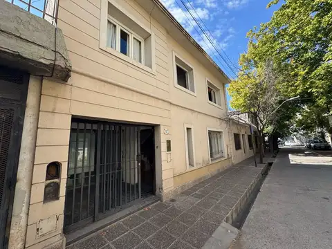 Venta Casa con 2 Departamentos Ciudad Mendoza