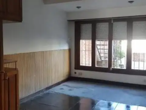 Casa 6 ambientes con 2 baños