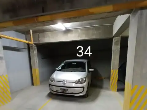 Cochera CUBIERTA con porton automatico. Escobar centro.