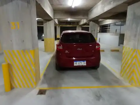 Cochera CUBIERTA con porton automatico. Escobar centro.