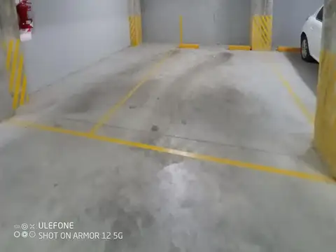 Cochera CUBIERTA con porton automatico. Escobar centro.