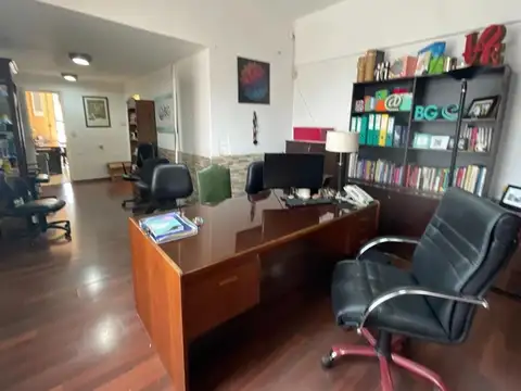 Edificio de dos pisos uso comercial