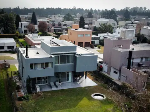 Casa en Venta con 2 cocheras