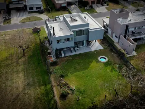 Casa 10 ambientes con 3 baños