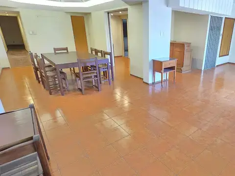 VENTA CASA DE 5 AMB MÁS GALPON CON COCHERAS EN VILLA GENERAL MITRE