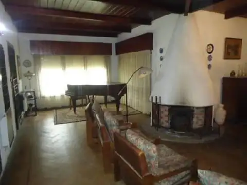 Avenida 6  entre 102 y 104 *    ( Fm ) 700 - Casa 4 Ambientes C/ COCHERA, PATIO,  QUINCHO, PARRILLA y LAVADERO - Sup. Total 220 m² - Por m² USD 1000