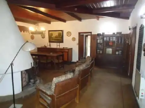 Avenida 6  entre 102 y 104 *    ( Fm ) 700 - Casa 4 Ambientes C/ COCHERA, PATIO,  QUINCHO, PARRILLA