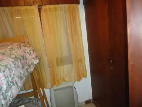 Avenida 6  entre 102 y 104 *    ( Fm ) 700 - Casa 4 Ambientes C/ COCHERA, PATIO,  QUINCHO, PARRILLA