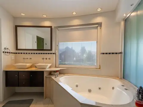 Casa 5 ambientes con 3 baños