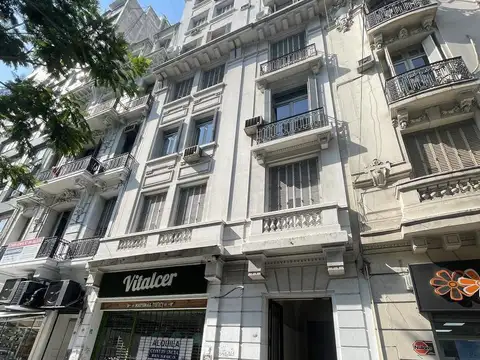 Muy linda y Luminosa oficina/departamento de estilo en piso alto  en San Nicolás.