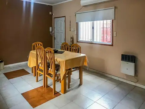 Casa de pasillo unica de 2 dormitorios - Azcuenaga, Rosario