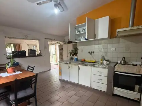 Casa 5 ambientes con 2 baños