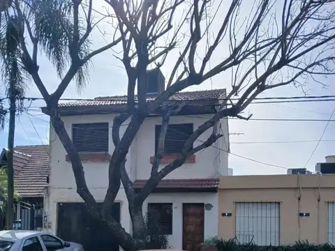 Chalet de dos plantas luminoso y ambientes amplios