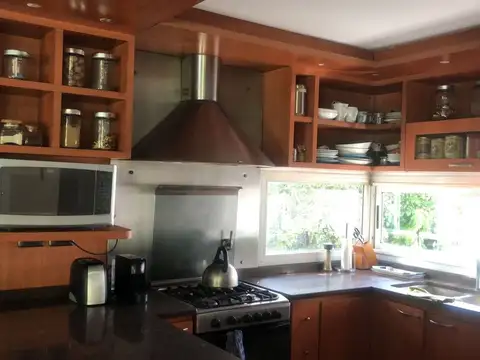 CASA 4 ambientes Venta Parque Leloir Pileta 900 ms