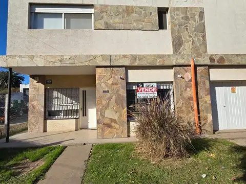 Casa de dos pisos con 4 dormitorios