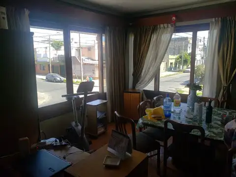 MAGNIFICO CHALET EN ESQUINA CON GARAGE , QUINCHO Y PATIO. FRENTE A PLAZA