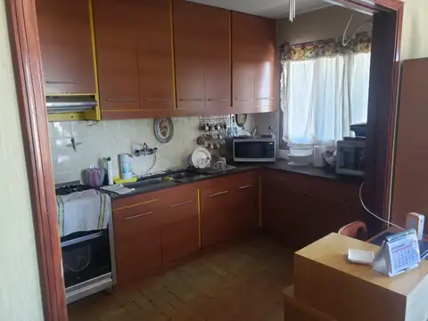 MAGNIFICO CHALET EN ESQUINA CON GARAGE , QUINCHO Y PATIO. FRENTE A PLAZA