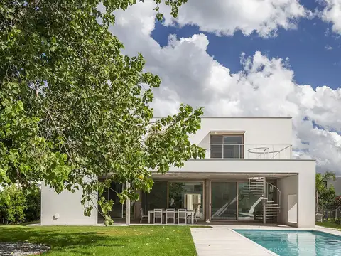 Casa en Venta con 2 cocheras