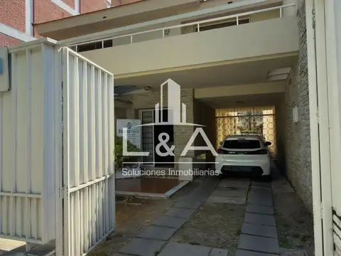 EN VENTA CASA CON LOCAL COMERCIAL EN EL CENTRO