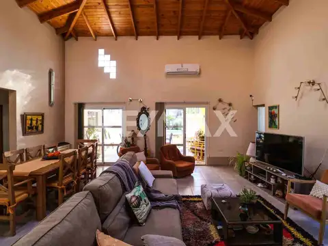 Casa 6 ambientes con 2 baños
