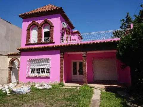 EXCELENTE PROPIEDAD, UNA CUADRA DE ESTACION DE PADUA