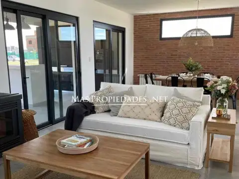 Casa en Venta con 4 cocheras