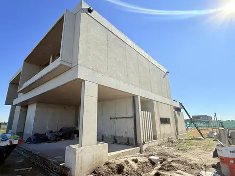 Venta Casa Minimalista 4 Dormitorios. Vida Club De Campo Funes