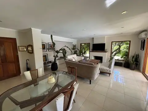 Casa 9 ambientes con 3 baños
