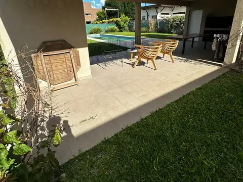 Casa en Alquiler con 2 cocheras