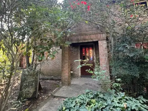 Casa en esquina sobre 2 lotes en Villa Del Plata