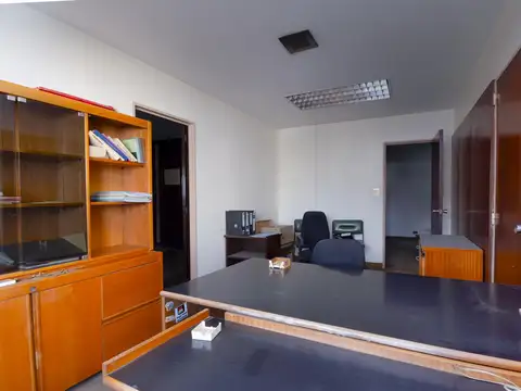 Oficina 10 ambientes con 2 baños