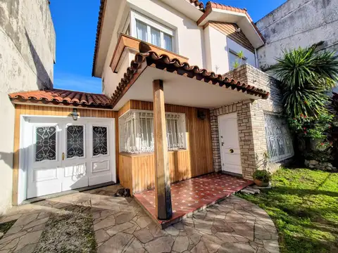 VENTA CASA DE 4 AMBIENTES A METROS DE AVENIDA Y MUY LUMINOSA