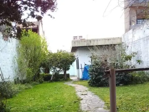 CASA SOBRE lote propio 8,66x58  con fondo -  ideal para construir